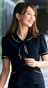 en joie(アンジョア) 26605 シャープな印象のタイ付きカラーで大人な雰囲気のオーバーブラウス 93-26605