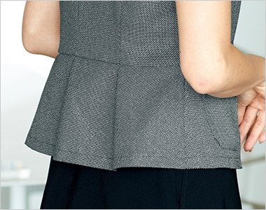後ろの腰部分がペプラムになっていて、ひらひらとしたフェミニンテイスト