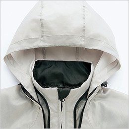 襟元のパイピングデザインのファスナーで収納できるフード