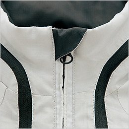 アゴにファスナーが当たるのを防止してノドを守るチンガード