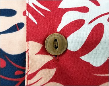 南国の雰囲気を演出する木目調ボタン