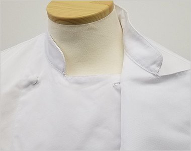 左身頃の内側 1番上にボタン