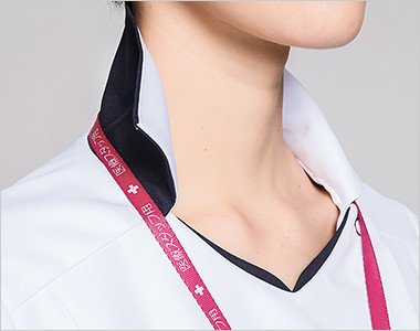 衿裏からチラリとのぞく切替の色が、さりげないアクセント