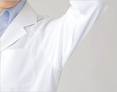 ゆとりのある袖ぐりで腕の上げ下ろしも快適。