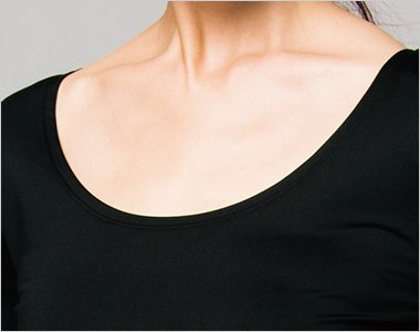 ヘアスタイルの崩れも少ない幅広で脱着しやすい襟ぐりはどのスクラブにも合わせやすいデザイン