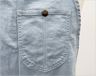 Leeのロゴ入りボタン付きの胸ポケット