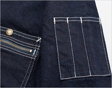 左袖にあるペン挿しポケット