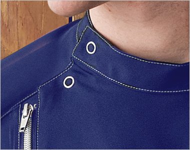 大きめに開くドットボタン仕様で着脱しやすい右の肩口