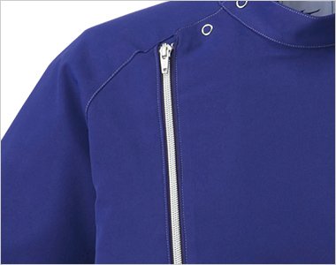 ななめにデザインされたジッパが個性的