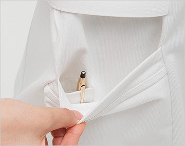 右脇ポケットは二重構造で、内側はペン差しポケット