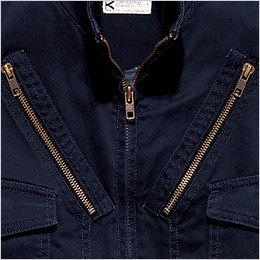 デザインのアクセントにもなっている両胸のファスナーポケット