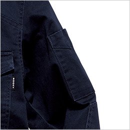 左袖にペンなどを収納できるポケット