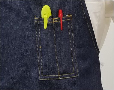左胸にペン差しポケットが2つあり、ペンとカッターなどが収納できます