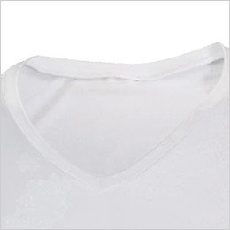 深めのVネックでインナーに着ても見えにくい