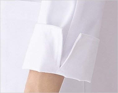 袖口にスリットが入っているので折り返して着ることもでき、便利です。