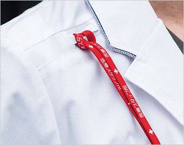 1538PP FOLK(フォーク)×Dickies ドクターコート デニム風パイピング(男性用) 右肩 PHSのストラップを結びつけられるループ付きで、首にストラップをかけずにPHSを携帯できます。