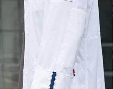 1538PP FOLK(フォーク)×Dickies ドクターコート デニム風パイピング(男性用) ハードな使用に耐えるインナーエルボパッチ
擦り切れやすい肘には目立たないよう内側にエルボパッチを付けて補強しています。