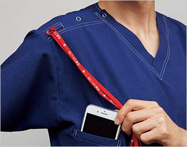 7061SC FOLK(フォーク)×Dickies スクラブ(男女兼用) 携帯電話のストラップを結びつけられるループ付きで、首にストラップをかけずに携帯電話を持ち運びできます。
