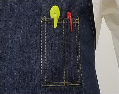 10022 桑和 デニムエプロン(たすき掛け/X型) ペン差しポケットが2つあり、ペンとカッターなどが収納できます